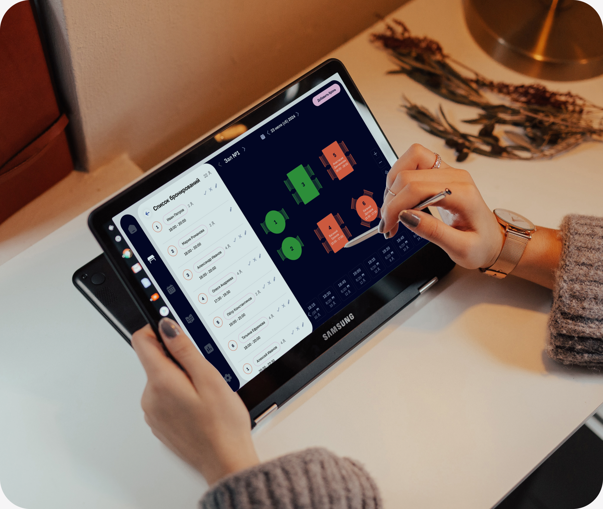 Мокап десктопной CRM-системы для ресторанов на планшете